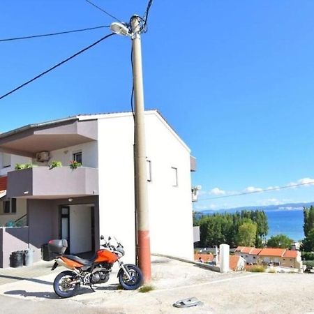 Apartment Rene Omiš Екстериор снимка