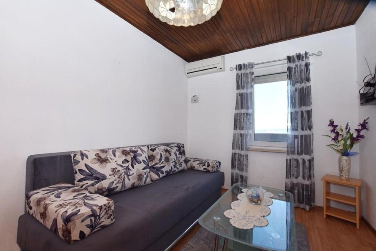 Apartment Rene Omiš Екстериор снимка
