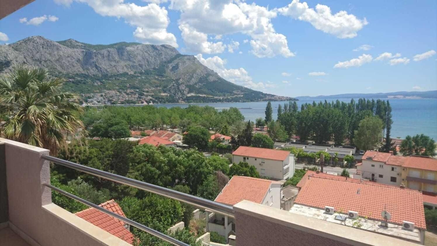 Apartment Rene Omiš Екстериор снимка